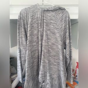 Motherhood shirt with knot in front and hood